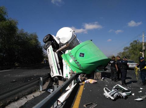 Aparatosa volcadura de un tráiler en la autopista Tlaxcala -Texmelucan imagen 1