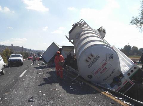 Aparatosa volcadura de un tráiler en la autopista Tlaxcala -Texmelucan imagen 3