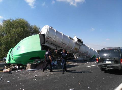 Aparatosa volcadura de un tráiler en la autopista Tlaxcala -Texmelucan imagen 2