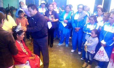 Enaltecen a Trinidad Tlachi como Reina de los Abuelos imagen 3