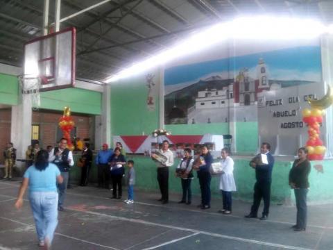 Enaltecen a Trinidad Tlachi como Reina de los Abuelos imagen 2