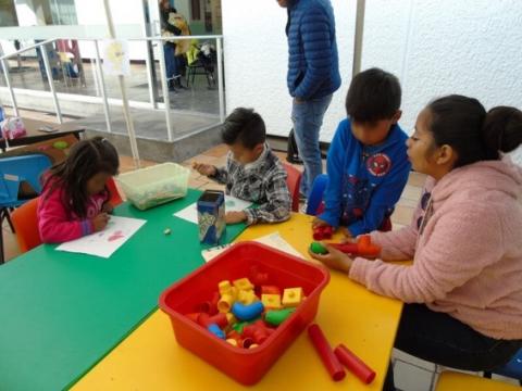 Apoyan a madres en el cuidado de sus hijos durante consulta médica