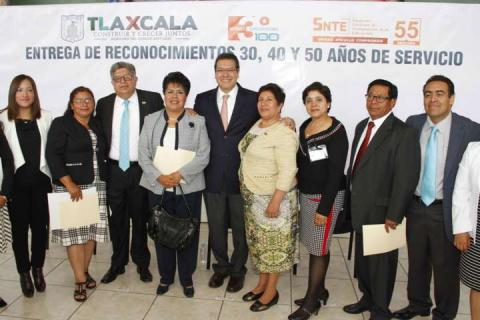 Reconocen Mena y SNTE a maestros con más de 30 años de servicio imagen 1