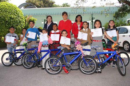 Entrega Sandra Chávez premios a niños escritores tlaxcaltecas imagen 1