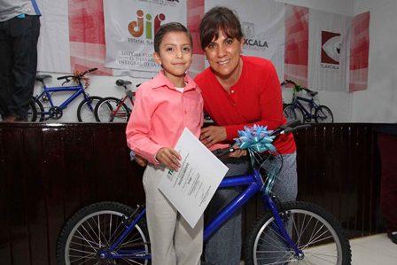 Entrega Sandra Chávez premios a niños escritores tlaxcaltecas imagen 2