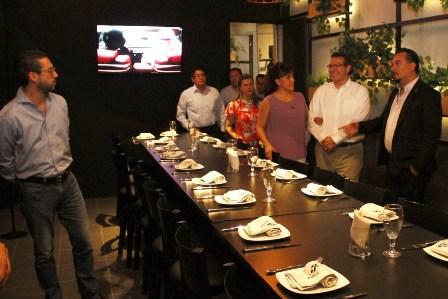 El gobernador Mena inaugura restaurante "La 3ra Ronda"