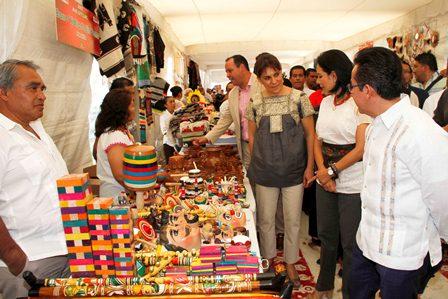 Inaugura Sandra Chávez Expo Venta Artesanal 2017 imagen 2