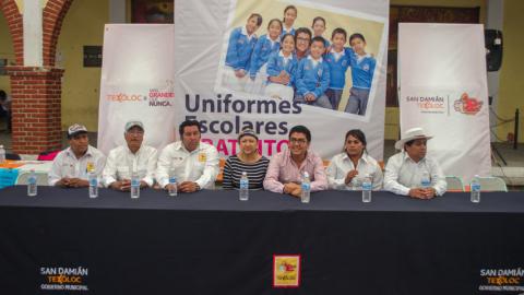 Edil de Texoloc entrega uniformes escolares gratuitos a las escuelas primarias imagen 2