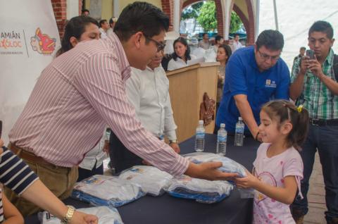 Edil de Texoloc entrega uniformes escolares gratuitos a las escuelas primarias imagen 1