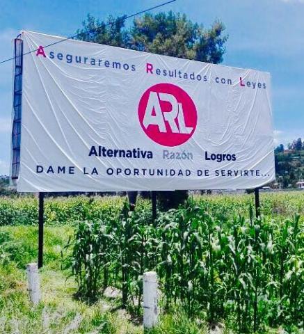 Aparecen espectaculares de aspirante a una diputación local