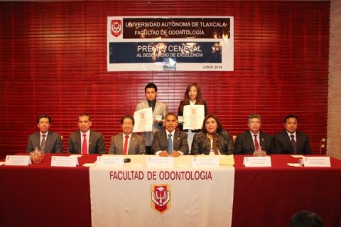 Entregó Rector reconocimientos a estudiantes de Odontología que obtuvieron el Premio Ceneval al Desempeño de Excelencia
