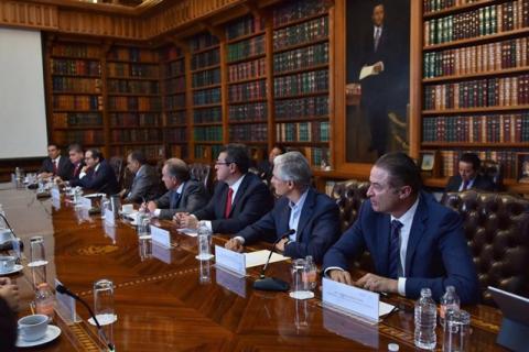 Se reúne Marco Mena con Navarrete Prida y gobernadores