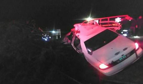 Se impactan contra árbol, un muerto y dos lesionados