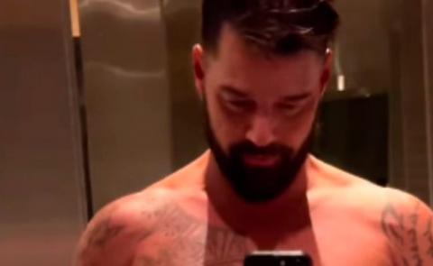 Posa semid3snudo Ricky Martin y causa polémica en redes