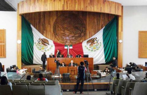 Se rebela diputada del PRI y planta a diputados