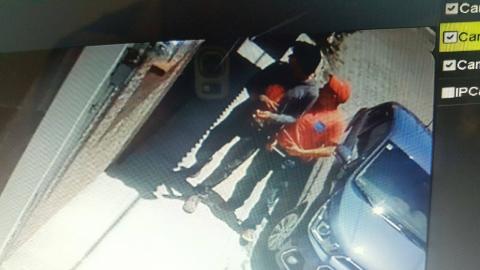 Se roban una camioneta y la cámara de seguridad los delata imagen 6