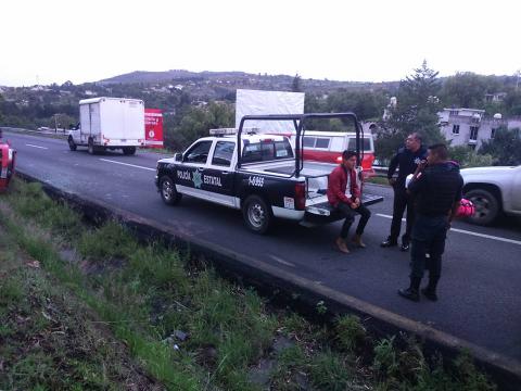 Se vuelca automóvil en la carretera Tlaxcala- Apizaco imagen 4