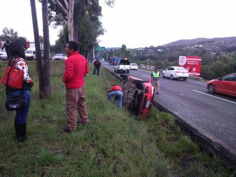Se vuelca automóvil en la carretera Tlaxcala- Apizaco imagen 3
