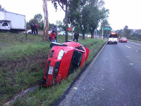 Se vuelca automóvil en la carretera Tlaxcala- Apizaco imagen 1