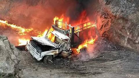 Huachicoleros queman su camioneta y huyen del lugar
