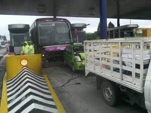 Se queda sin frenos impacta la caseta de cobro y a dos vehículos imagen 2