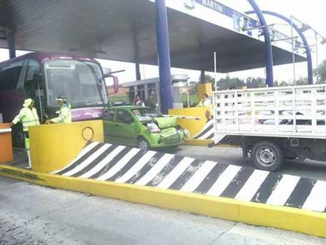 Se queda sin frenos impacta la caseta de cobro y a dos vehículos imagen 1