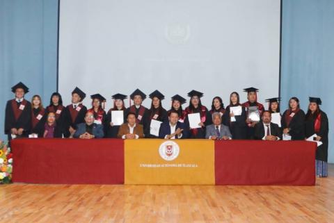 Egresan nuevos profesionistas de Ciencias de la Educación de la UATx imagen 3