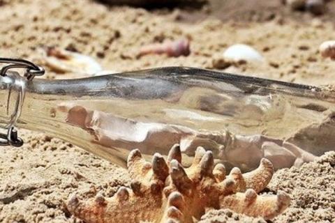 Multan a turista por llevarse arena de playa de Italia
