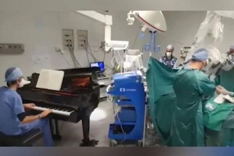 Doctor toca el piano en plena cirugía de un niño al extraerle un tumor