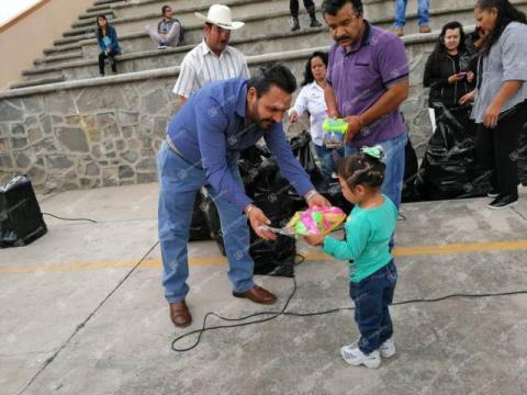 Alcalde lleva felicidad a los niños y niñas a sus comunidades en su día imagen 1