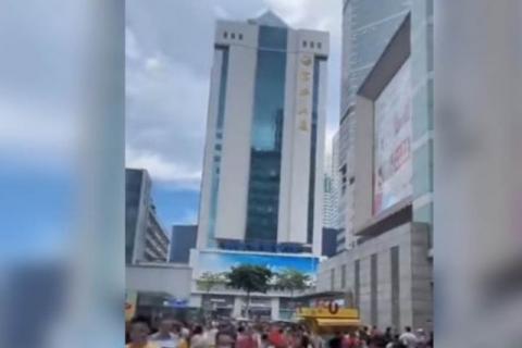 Rascacielos en China provoca pánico al tambalearse con todo y gente