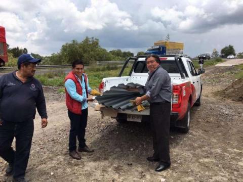 Entregan láminas a las familias más vulnerables en Tequexquitla imagen 2