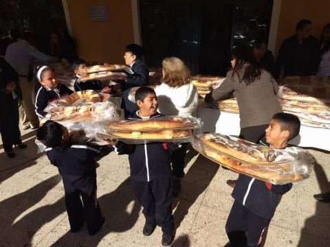 Con motivo de Día de Reyes alcalde obsequia 400 roscas a instituciones educativas imagen 1