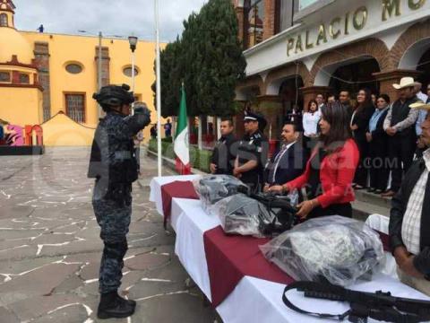 León Garfias refuerza la seguridad con 10 armas largas y uniformes a los policías imagen 3