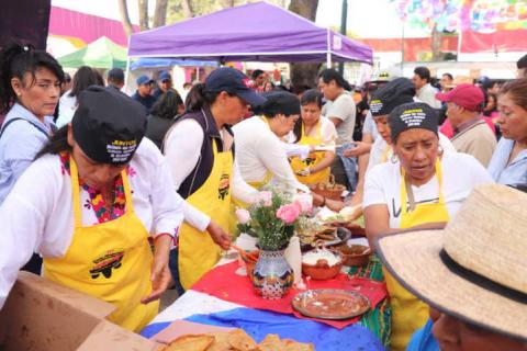 Presente Xicohtzinco con el tradicional molote en la Feria Tlaxcala