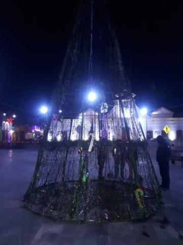 El Grinch de Ixtenco quema Árbol de Navidad a unas horas que fuera encendido imagen 7