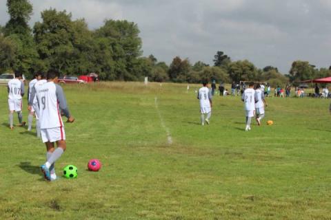 Alcalde incentiva a jóvenes a practicar un deporte con la entrega de uniformes imagen 2