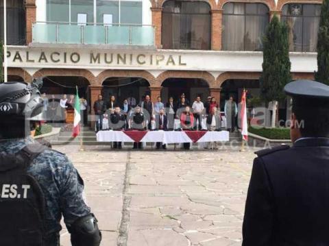 León Garfias refuerza la seguridad con 10 armas largas y uniformes a los policías imagen 4