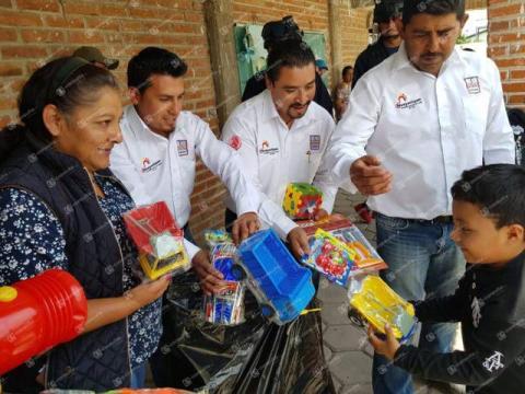 Alcalde lleva felicidad a los niños y niñas a sus comunidades en su día imagen 2