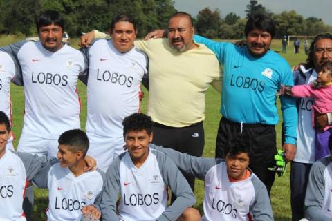 Alcalde incentiva a jóvenes a practicar un deporte con la entrega de uniformes imagen 1