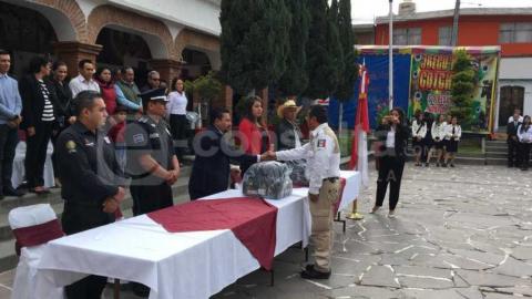 León Garfias refuerza la seguridad con 10 armas largas y uniformes a los policías imagen 1
