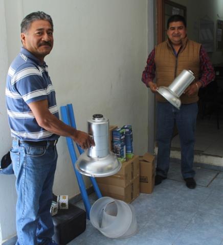 Recibe comunidad de Villa Alta material para reparar luminarias