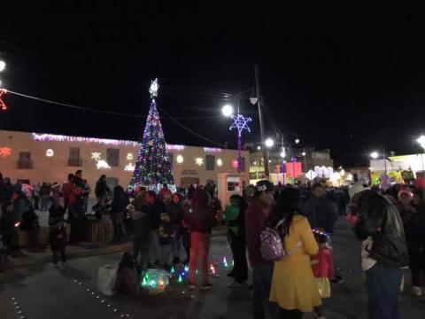 El Grinch de Ixtenco quema Árbol de Navidad a unas horas que fuera encendido imagen 2
