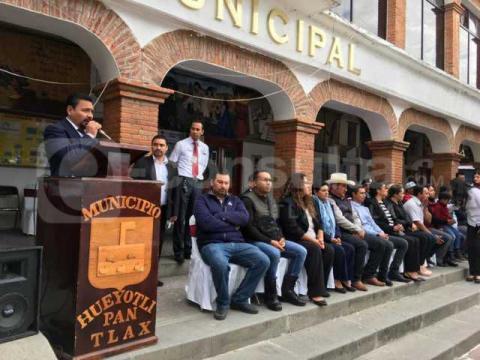León Garfias refuerza la seguridad con 10 armas largas y uniformes a los policías imagen 2