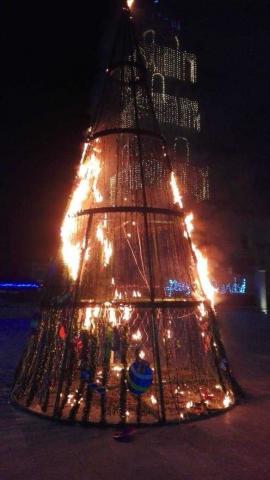 El Grinch de Ixtenco quema Árbol de Navidad a unas horas que fuera encendido imagen 6