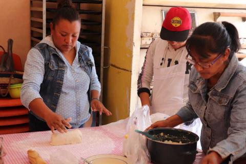 Continúa Profeco capacitación a pobladores de Xicohtzinco para la elaboración de alimentos imagen 2