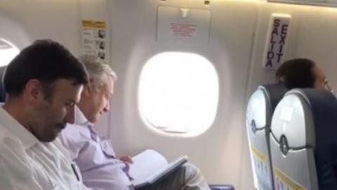 En vuelo de AMLO a Manzanillo dan clases de historia a los pasajeros