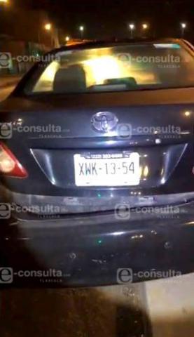 Abandonan dos vehículos tras un accidente frente al panteón de Chiautempan imagen 2