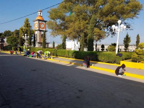Alcalde mejora la imagen urbana de la plaza principal con faenas de limpieza imagen 1