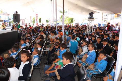 El Charlatán de Guatemala llego a Xicohtzinco y reunió a más de 1 mil niños imagen 3